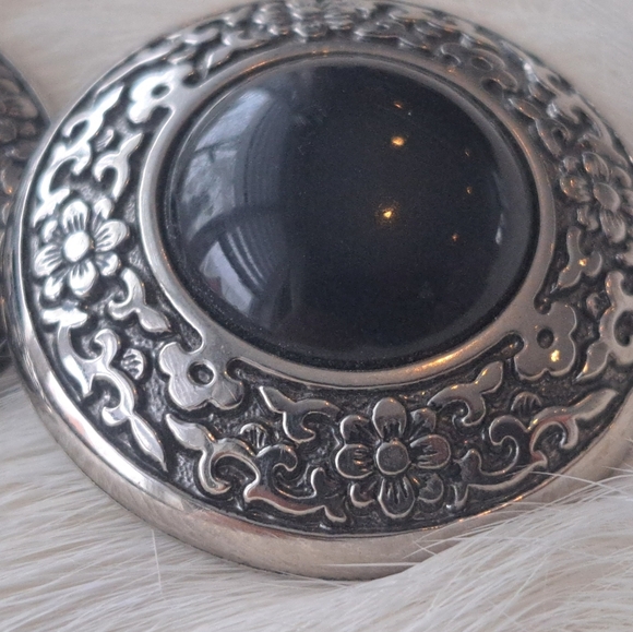 Black and silver clip-on earrings - Picture 2 of 5